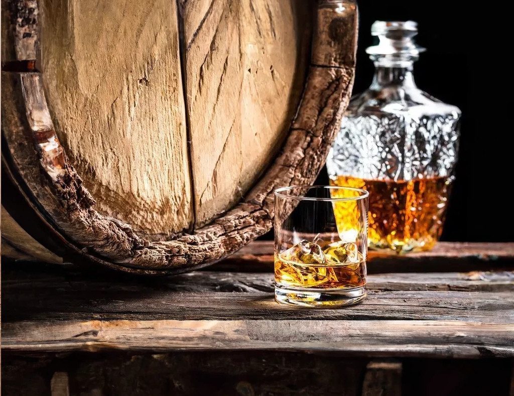 Rum: Proizvodnja napitka koji mami hrabre mornare, nemilosrdne pirate i gurmanske avanturiste!