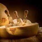 Sir Latteria Grana Padano (37-39kg kolut) + set originalnih noževa gratis